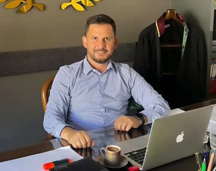 Av. M. Caner Yener hukuk bürosunda