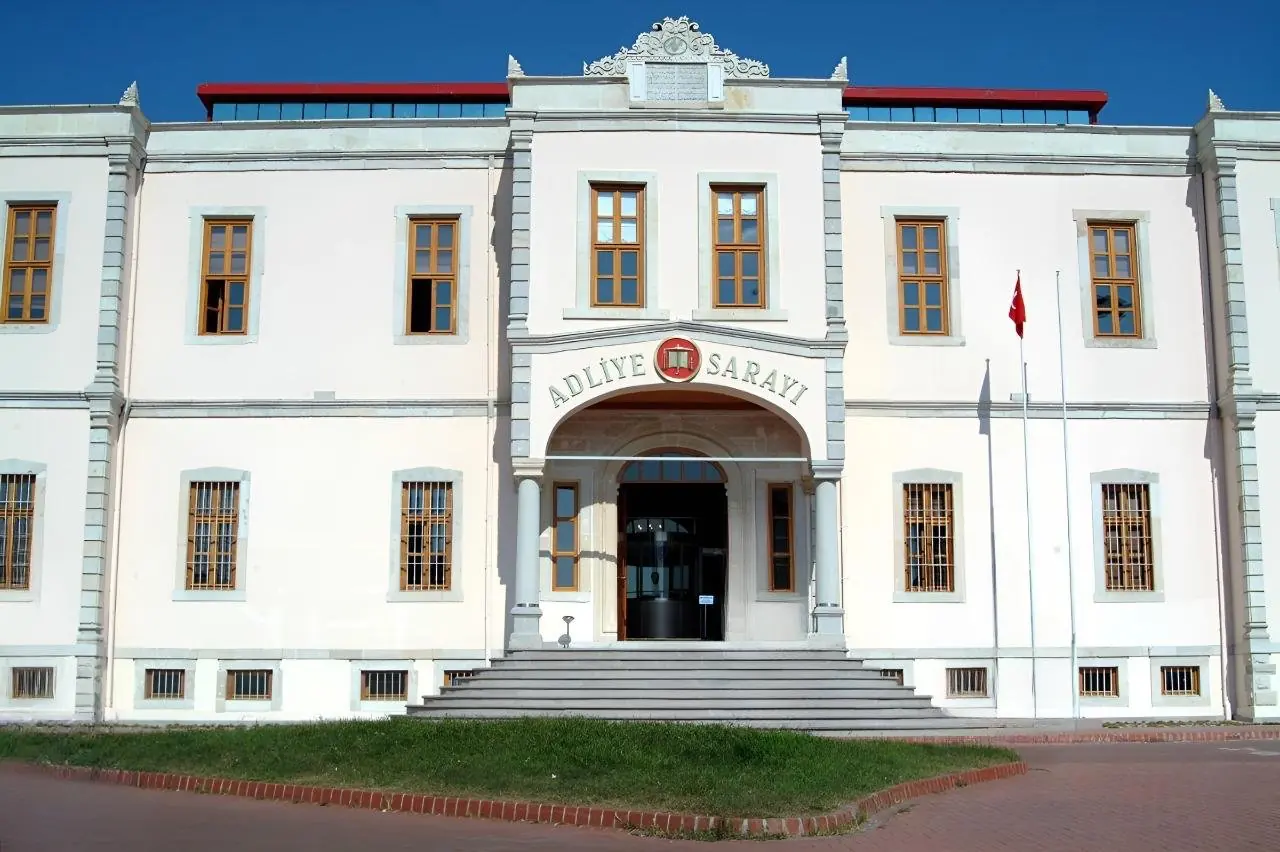 Adliye sarayı binası